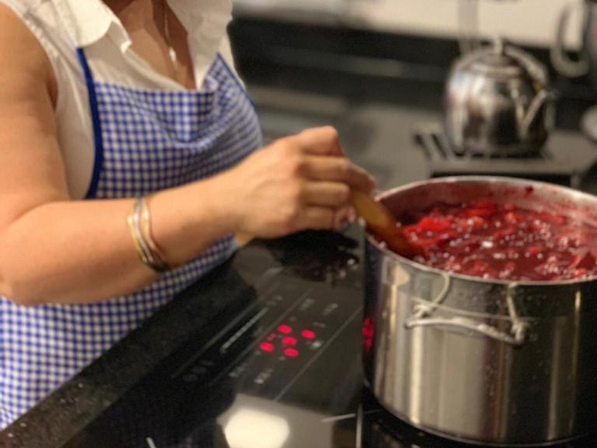 Olla de colada morada cocinándose en la cocina del taller